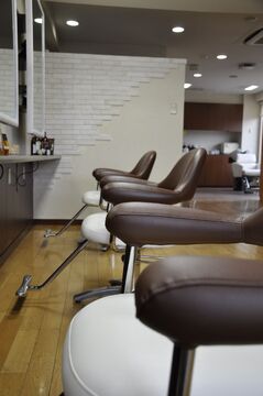 【千早】◆完全週休2日・社会保険完備など充実の待遇◆「スタッフの成長＝喜び」と考えられる温かい人柄のオーナーさんを中心に多くのスタッフさんが活躍中！！人間関係抜群のヘアサロン「Velvet hair 千早店(ベルベットヘアーチハヤテン)」からアシスタント（美容師）の求人☆★☆