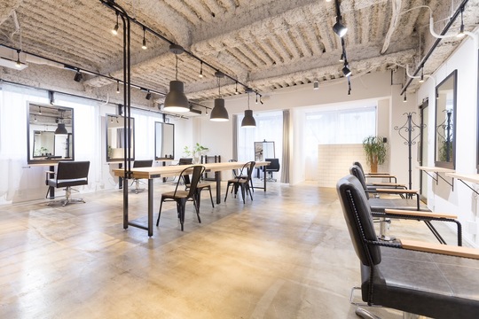 【南船場】≪完全週休2日制・有給休暇あり≫≪社会保険完備≫≪最短2年デビュー≫≪パート・アルバイト募集OK≫デザインカラーから髪質改善まで幅広く対応している人気ヘアサロン！厳選された商材や商品、豊富なカラー剤を取り揃えています！「F 心斎橋（エフシンサイバシ）」からアシスタント（美容師）の求人★☆★