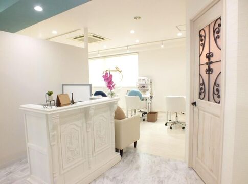 【東大通】≪実働8時間≫≪有給休暇あり・消化率100%≫≪土日祝の希望休OK≫≪社会保険完備≫育成実績が豊富で安心！研修サロンもあるので早くに技術が身につく「Nail&Eyelash Merci（ネイルアンドアイラッシュメルシー）」からアイリスト（まつげエクステ・まつげパーマ・アイブロウ）の求人☆☆