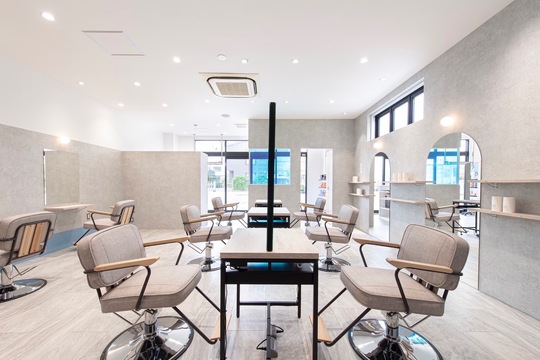 【高崎駅】◆社会保険完備・実働8時間・土日休み可能◆美容業界の待遇を覆すホワイトサロン！無理なくスタイリストを目指せます！入客チャンスが多いので成長が早く、たくさんの経験が詰めます「flammeum 高崎（フラミュームタカサキ）」からアシスタント（美容師）の求人☆★