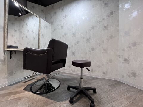 【新宿駅】≪完全週休2日制≫≪マンツーマン接客≫≪土日祝休みOK≫≪最低保証給あり≫≪交通費全額支給≫≪住宅手当あり≫業務委託が初めての方も安心！諸費用会社負担あり・新規入客可能！「she2.shinjuku（シシシンジュク）」からスタイリスト（美容師）の求人☆★