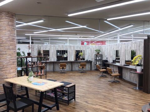 【熊本県立大学】≪完全週休二日制・社会保険完備・残業なし≫福利厚生が充実しているので、長く働きたい方におすすめ！地域のお客様から絶大な支持を受ける人気サロン「ヘアサロン Eleven 月出店（ヘアサロンイレブンツキデテン）」からスタイリスト（美容師）の求人★☆