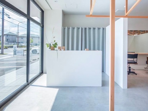 【石部】≪社会保険完備≫≪平均退勤時間20時≫≪月9,10日休み≫≪有給休暇あり≫≪ママさん大歓迎≫≪パートの方は平日のみの勤務OK≫営業時間内レッスンOKのため、効率よくスキルアップができ最短2年でデビュー可能です！「zou（ゾウ）」からアシスタント（美容師）の求人★☆