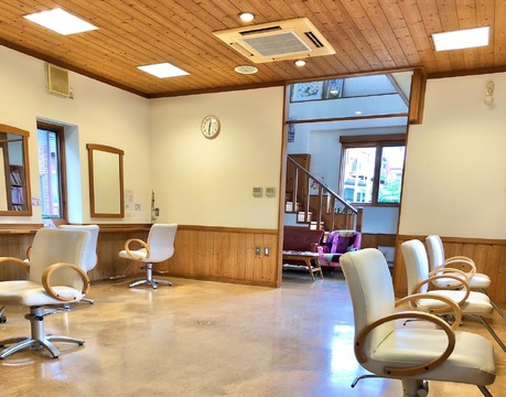 【竜王】≪社会保険完備≫≪産休育休実績あり≫≪サロン日曜定休≫≪ノルマなし≫≪休日出勤なし≫≪20時までに退勤可能≫年齢を重ねてもプレイヤーとして勤務できるような、スタッフのことを想った働きやすい環境です。「Beam by Hair（ビームバイへア）」からスタイリスト（美容師）の求人★☆