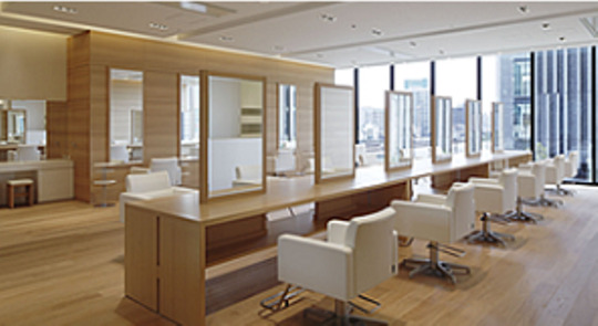 【梅田】≪社会保険完備≫≪月8日休み≫≪有給休暇あり≫質の高い技術と丁寧な接客が人気のトータルビューティーサロン「WHITEHOUSE大阪店（ホワイトハウスオオサカテン）」からアシスタント（美容師）の求人★☆