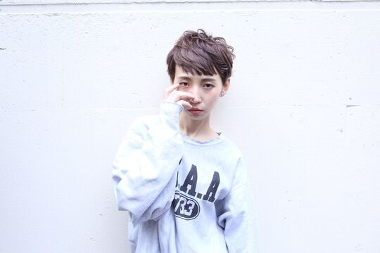 【甲子園口】≪社会保険完備≫≪月給19万円〜≫≪月8休み≫≪20時までに退勤可能≫独自のカリキュラムで最短スタイリストデビューをめざせます。働きやすい環境が　整ったお店です！「BASUKIA（バスキア）」からアシスタント（美容師）の求人☆★☆