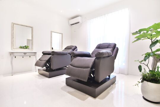 【武庫之荘】≪月給20万円以上≫≪完全週休2日制≫≪社会保険完備≫≪地域密着型サロン≫1ランク上のハイブリット型トータルビューティーサロン！「Freya Total Beauty Salon（フレイアトータルビューティーサロン）」からアイリスト（アイデザイナー・まつ毛エクステ）の求人★☆★