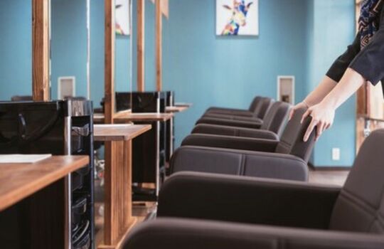 【JR難波】≪営業中レッスン≫≪土日祝休みの取得可能≫≪20時ごろ退勤OK≫個人に合わせてレッスンOKのため、デビューは最短半年〜3年など無理なく設定！20代に人気のヘアサロン「Dote hair make（ドォートヘアメイク）」からアシスタント（美容師）の求人☆★☆