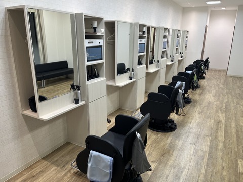 【今福鶴見】≪社会保険完備≫≪完全週休2日制≫≪19時までに退勤可能≫カット専門店の為、腰痛や手荒れに悩む心配はいりません！幅広い年齢層のお客様が来店されます！働き方の相談は柔軟に対応しますので、長くプレイヤーとして活躍できるサロン！「ONLY CUT 今福鶴見店（オンリーカットイマフクツルミテン）」からスタイリスト（美容師）の求人☆★