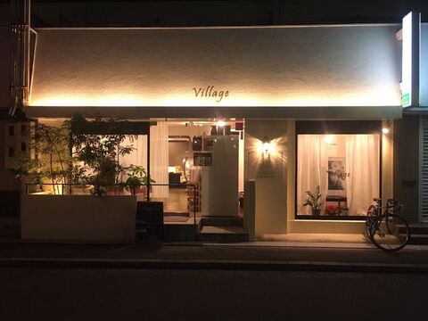 【放出】≪月給27万円～≫≪月8日休み≫≪社会保険完備≫≪入客チャンスあり≫興味があればまつ毛パーマやアイブロウ、アイリストとの兼任で業務可能！幅広い年代の方に愛される地域密着型のサロン！指名売上100万円以上を上げられる仕組みがあるサロン！売れる美容師になれる「Village（ヴィレッジ）」からスタイリスト（美容師）の求人☆★☆