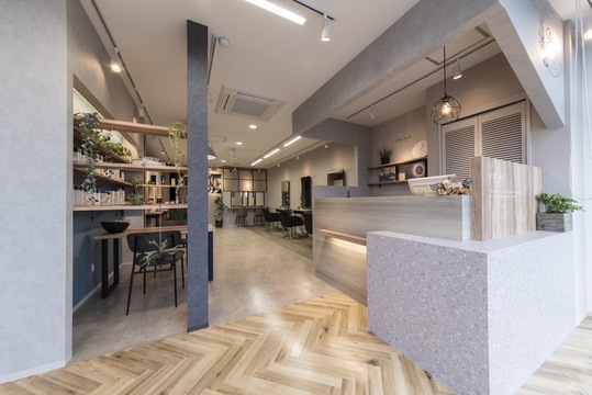 【玉名】≪月休8～9日・レッスンは営業中のみ・社会保険完備・平均18〜19時退勤≫安心の福利厚生が充実！幅広い年齢層のお客様と出会えるトータルビューティーサロン「PRIMP.total beauty（プリンプトータルビューティー）」からアシスタント（美容師）の求人☆★☆