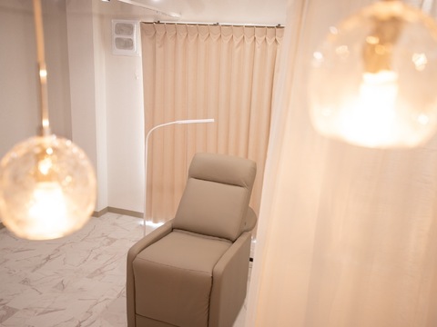 【千葉ニュータウン中央】≪完全週休2日制≫≪実働8時間≫≪土日休みOK！≫閉店時間が早いため、終業後のプライベートが充実！お客様に寄り添う地域密着型のサロンです。一緒にサロンを作り上げてくれる方大歓迎！「eyelash salon ANZU.（アイラッシュサロンアンズ）」からアイリスト（まつげエクステ・まつげパーマ・アイブロウ）の求人☆☆