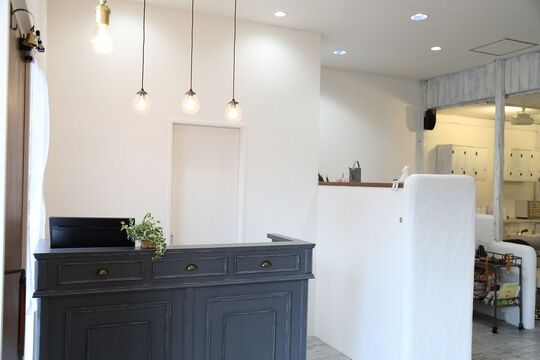 【JR吹田駅≪月8,9日休み≫≪社会保険完備≫≪平均客単価9000～10000円ほど≫技術だけでなく理論も学べる環境◎スタッフ間の仲も良くアットホームで働きやすい人気サロン「BUZZ hair（バズヘアー）」からスタイリスト（美容師）の求人☆☆