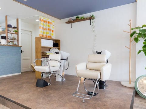 【JR八尾】≪月12日休みまたは月8日休みの選択制≫≪第3日曜休みあり≫≪最短2年でデビュー可能≫≪自転車支給あり≫早番と遅番での勤務ができる！営業時間内レッスン可能！幅広い年齢層のお客様が来店されるので幅広い技術習得が出来る！「hanon（ハノン）」からアシスタント（美容師）の求人☆☆