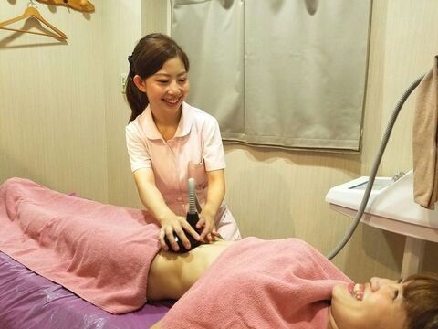 【心斎橋】≪未経験歓迎≫≪人間関係良好≫≪社会保険完備≫基礎から学べる痩身メインのエステサロン！未経験からでも安心の研修をしっかりサポートしてくれる環境！EST BEAUTY 心斎橋店（エストビューティーシンサイバシテン）からエステティシャンの求人☆☆