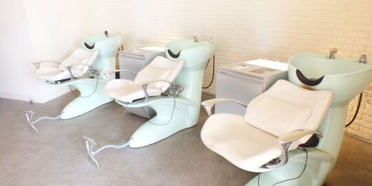 【六甲】≪社会保険完備≫≪完全週休2日≫≪土日休み可能≫≪20時までの退勤可能≫≪月給24万円スタート≫≪パートは週1日から勤務可能≫リフレッシュ休暇最長2週間！社会保険完備でしっかりしたバックアップ体制が整ったサロン「la luna ALEX 阪急六甲店（ラルーナアレックスハンキュウロッコウテン）」からスタイリスト（美容師）の求人☆★