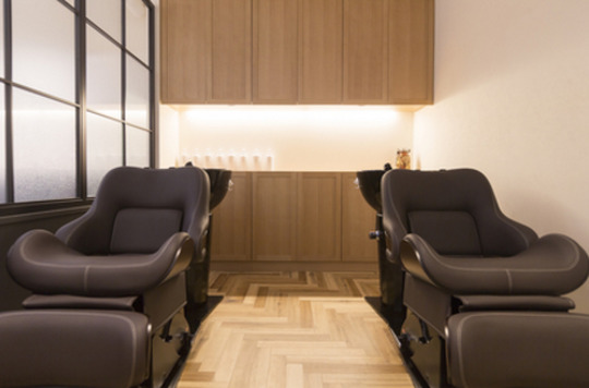 【谷町四丁目】≪23万円スタート≫≪月8日休み≫笑顔があふれる素敵なサロン。アットホームな環境が魅力的です〇ヘアケアや癒しメニューにも力を入れており、お客様がゆったり過ごせる美容室「Smil（スミール）」からスタイリスト（美容師）の求人☆★☆