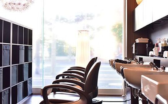 【老司】≪月給18万円スタート≫≪社会保険完備≫日曜日のお休みも可能！営業時間が短く20時までの退勤も出来ます！長く安心してお仕事が出来る環境が人気「さくらヘアー 老司店（サクラへアーロウジテン）」からアシスタント（美容師）の求人★☆