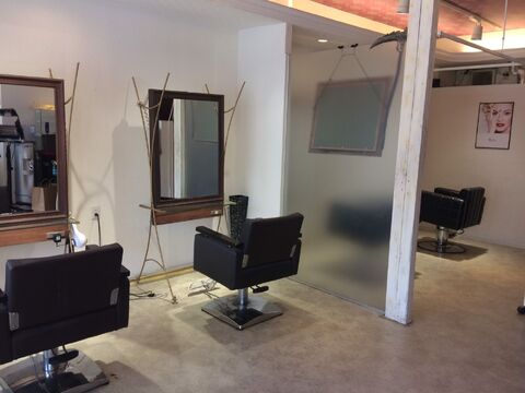 【鴻池新田】≪月8日休み≫≪月給17.5万円〜≫≪最短1年半でデビュー可能≫平均退社時間が18時30分ごろなのでプライベートの時間も作りやすい◎パートさんも歓迎！「hair Libre -bote-（ヘアリブレボーテ）」からアシスタント（美容師）の求人☆★