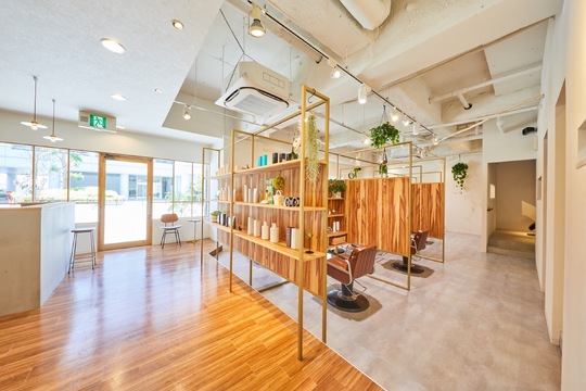 【野田阪神】≪月給22万から≫≪完全週休2日制≫≪社会保険完備≫≪平均19時頃に退店可能≫毎週木曜日は17時～19時まで2時間のレッスン時間がしっかりと確保されていて、マンツーマンで自分のペースでステップUPできる環境が魅力！！撮影、エステ、着付、メイクも学べる「aria（アーリア）からアシスタント（美容師）の求人★☆