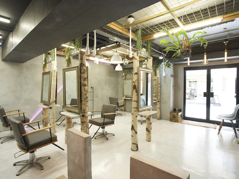 【茶屋町】≪正社員でも月給50万円以上可能≫≪完全週休2日制・有給休暇あり≫≪社会保険完備≫艶髪やデザインカラー、髪質改善が人気！韓国ヘアもオススメな人気ヘアサロン！「clomus 梅田茶屋町店（クロムス ウメダチャヤマチテン）」からスタイリスト（美容師）の求人★☆