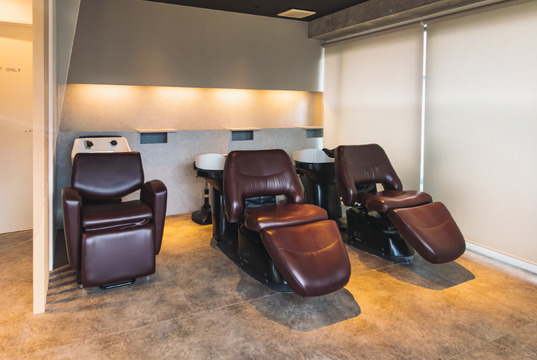 【帷子ノ辻】≪平均19時退社≫≪完全週休2日制＆社会保険完備≫≪ネイルやアイラッシュもあるトータルビューティーサロン≫入客量が多く、しっかり稼いでいくことが可能！希望や興味のあることに対して、しっかりとバックアップしていきます！トレンドやライフスタイルに合ったデザインを提供する「kicca（キッカ）」からスタイリスト（美容師）の求人★☆