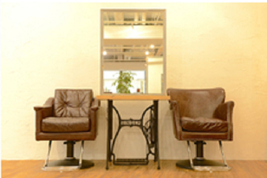 【恵比寿】◆ヘアメイクが学べる環境・完全週休2日制・社会保険完備◆海外でヘアメイクをされていたオーナーさんの下で早期スタイリストデビューを目指せるサロン「180°One Eighty Degrees.（ワンエイティーディグリース）」からアシスタント（美容師）の求人☆★