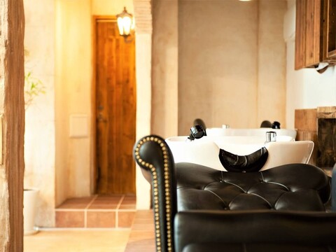 【上大岡】≪完全週休2日制・フレックスタイム制・社会保険完備≫選べる雇用形態で、最大65％の歩合率！今の環境でくすぶっている方、漠然と将来が不安な方もご安心ください！スタイリストとしてもう一つステップアップできる安心の待遇があります！「Flor 上大岡（フロールカミオオオカ）」からスタイリスト（美容師）の求人★☆