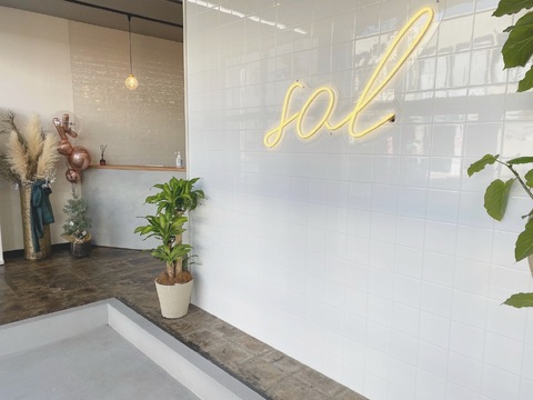 【北長瀬】≪社会保険完備≫≪土日休みどちらか相談可能≫≪平均月給30万円≫≪社内独立OK≫平均月給30～50万円以上を目指せる！実力派スタイリストが多数在籍、外部講習などスキルアップサポートがある環境！ヘアサロン「sol（ソル）」からスタイリスト（美容師）の求人☆★