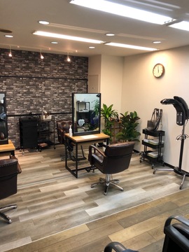 【大橋駅】≪16時までの勤務OK・1日4時間から勤務OK・土日のお休みOK・平均退勤時間19:00頃≫お子さんのいるママさんやブランクがある方も大歓迎！地域密着型でアットホームな雰囲気が特徴のサロン「shift hair（シフトヘア）」からアシスタント（美容師）の求人☆★