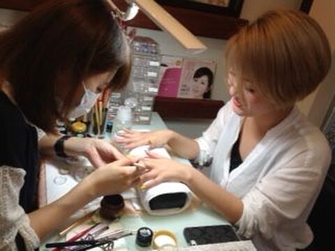 【武庫川】≪社会保険完備≫≪実働8時間≫マツエク、ネイル、メイク・着付け等、多くのスキルを身に付けられます!!自分のペースで学んでいけるのでプライベートも充実可能！地域密着型アットホームサロン「Sakohana Hair&Beauty（サコハナヘアーアンドビューティー）」からアシスタント（美容師）の求人★☆