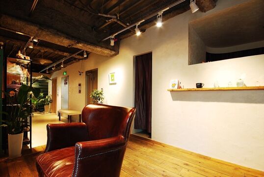 【北浜】≪月給24万円〜≫≪社会保険完備≫≪カットカラーは2〜2時間半時枠で施術≫客単価1万円以上の高単価サロン！業務委託、正社員、パートの働き方を選べる！マンツーマンで施術可能！「re:cloud（リクラウド）」よりスタイリスト（美容師）の求人☆★