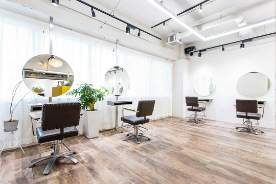 【西梅田】≪社会保険完備≫人気のトレンド発信サロン。撮影好きな方や外部への発信をしていきたい方にオススメ！ヘアーショーも実施する本格派サロン「CYAN by artefice（シアンバイアルテフィーチェ）」からアシスタント（美容師）の求人☆★☆