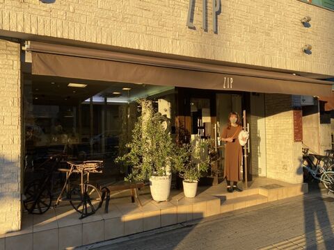 【谷町六丁目】≪月8,9日休み≫≪社会保険完備≫≪最短2年でデビュー可≫≪平均退社時間20時≫着付けも学べる環境あり！他店舗との交流も深く、様々なスタイリストから技術を学べる◎「ZIP（ジイップ）」からアシスタント（美容師）の求人☆★