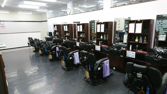 【西京極】≪完全週休2日制と月5日休みを選べる♪≫≪技術者28万円〜≫≪最短1年でデビュー可能≫≪営業時間内レッスン可能≫≪制服貸出あり≫平均退社が19時なので、プライベートの時間も確保しやすい☆すかっと 七条店（スカットシチジョウテン）から理容師（理容室）の求人★☆