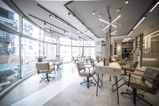 【小倉駅】≪平均月給47万円・ほぼ残業なし・社会保険完備・集客はサロンが実施≫20～40代を中心に幅広い世代のお客様がご来店！いろんなカラーが体験できます！働きやすく技術力もどんどん向上できるトータルビューティーサロン「THE bleach kokura 髪質改善特化型（ザブリーチコクラカミシツカイゼントッカガタ）」からスタイリスト（美容師）の求人★☆