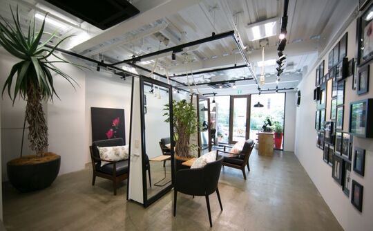 【阪神芦屋】≪月給21万円スタート≫≪平均退社時間19時≫≪完全週休2日制≫≪社会保険完備≫充実のカリキュラムでデビューまでを安心サポート！風通しの良い社風なので、自分のペースで学んでもらえます！どんな働き方も一度ご相談ください「LINDA（リンダ）」からアシスタント（美容師）の求人★☆