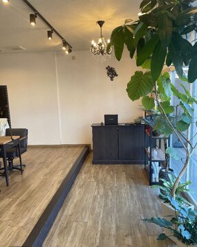 【高須南】≪月給27.5万円スタート・社会保険完備・早番遅番あり・勤務時間外のミーティングなし・サロン駐車場あり・新規客への入客チャンス多数≫無駄な残業がなくプライベートと仕事を両立できます！地域密着型で男女問わず幅広い世代のお客様に愛されるヘアサロン「glam hair design（グラムヘアデザイン）」からスタイリスト（美容師）の求人☆★