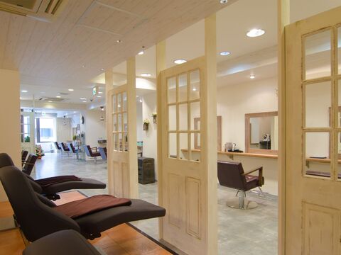 【心斎橋】≪フリー40％／指名50％還元≫≪圧倒的な集客力で入客チャンス大!!≫≪社会保険あり!!≫月給30万円以上稼ぐ事が可能「little 心斎橋（リトル シンサイバシ）」からスタイリスト・jrスタイリスト（美容師）の求人★☆