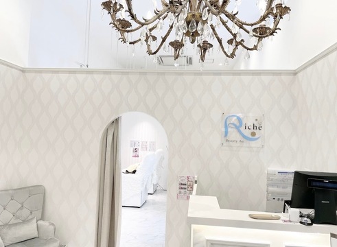 【イオンマリナタウン】≪働き方の選択OK・社会保険完備・自社スクールあり・ノルマなし・交通費支給・制服あり・研修制度が充実≫自社でアイラッシュスクールを運営！未経験・ブランクがある方も安心して入社できます！アイラッシュ・ネイル・エステを取り扱うトータルビューティーサロン「riche Beauty Ao（リーチェビューティアオ）」からアイリスト（まつげエクステ・まつげパーマ・アイブロウ）の求人☆☆