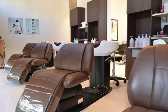 【JR福工大前】≪社会保険完備≫≪月給18万円～≫≪完全週休2日制≫カリキュラムが整っているので1年以内の早期スタイリストデビューができる「Neivs Hair 福工大駅前店（ネイヴスヘアーフッコウダイエキマエテン）」からアシスタント（美容師）の求人☆★