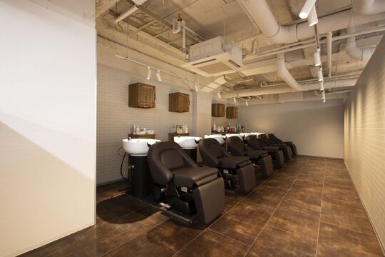 【岡山駅】≪高収入も狙える≫≪完全自由出勤≫≪抜群の入客力≫業務委託経験がない方でも大歓迎！自分らしく働けるサロン「GRAN LUSSO 岡山駅前店（グランルッソオカヤマエキマエ）」からスタイリスト（美容師）の求人☆★