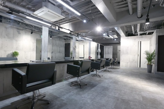 【三宮】≪社会保険完備≫≪ハイトーン特化≫≪トータルビューティー≫月2回の合同レッスン実施！先輩スタイリストさんから教われる環境もあるため安心です！「Maison（メゾン）」からアシスタント（美容師）の求人★☆