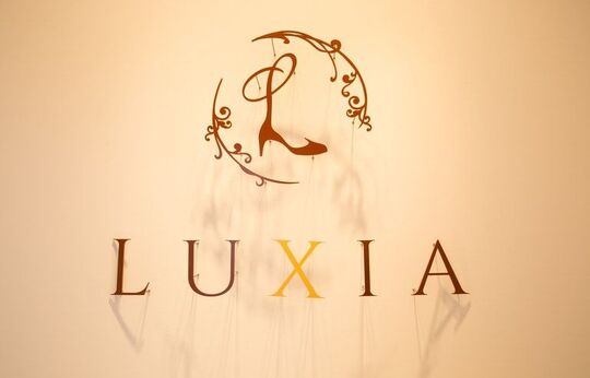 【明石駅】≪正社員と委託を選択可能≫≪入客チャンス大≫フリー40％、指名50％〜最大60％還元！圧倒的な集客で月200名以上入客可能！50万円以上稼ぐスタッフ多数！フリースタイルな働き方が可能なサロン「LUXIA（ラクシア）」からスタイリスト（美容師）の求人☆★