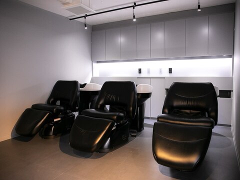 【西梅田】≪年間休日115日≫≪月給30万円保障≫≪有給休暇あり≫≪社会保険完備≫入客チャンスも多く！条件抜群の環境が人気！高待遇が整ったお店です！「un le pont 西梅田（アンルポンニシウメダ）」からスタイリスト（美容師）の求人☆☆