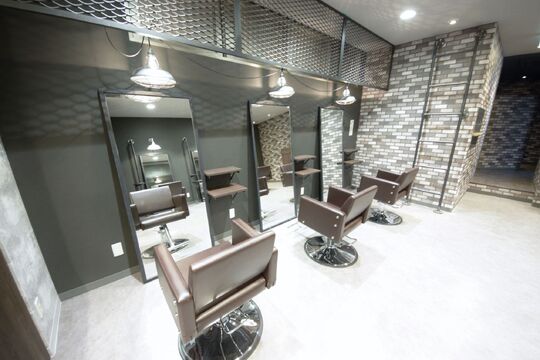 【烏丸】≪月間集客1000人以上≫◆関西No.1の集客実績！！◆高単価でしっかりと稼いでいくことが可能！◎駅近アクセス抜群★完全マンツーマンでお客様と関われる注目のトレンド発信サロン「ELIS（エリス）」から業務委託のスタイリスト（美容師）の求人☆★☆