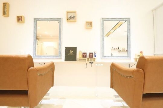 【京橋】≪インボイス制度のサポートあり≫≪完全マンツーマン≫≪完全自由シフト≫≪最大45万円の保証給あり≫≪正社員制度あり≫カントリー調アンティークなサロン空間！トリートメント・ヘアケアなどの髪質改善が人気の大人ヘアサロン！勤務時間や休みなどご希望に合わせた働き方が可能です！「afrodite 京橋店（アフロディーテキョウバシテン）」からスタイリスト（美容師）の求人☆★