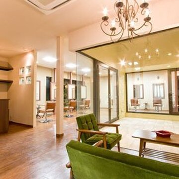 【平野】≪年間休日120日≫≪社会保険完備≫≪月給26万円スタート！≫≪18時過ぎに退勤可能≫特許技術のカット、着付けも学べるます！入客チャンスも多く、お子さんのいるママさん美容師さんも多数活躍中！好待遇で長く働ける環境を用意しています。「Lousie（ロージー）」からスタイリスト（美容師）の求人☆★