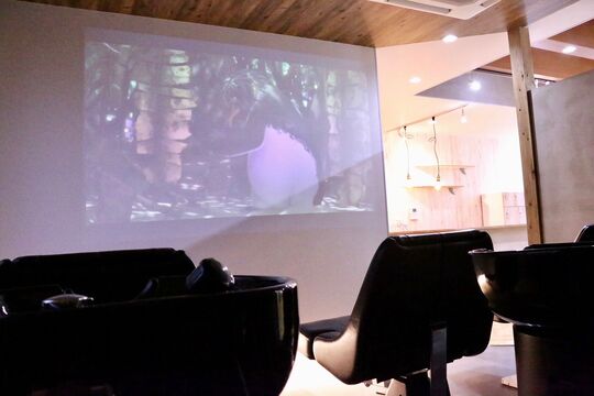 【烏丸】≪月給23万円≫≪入客チャンスあり！≫≪土日の休み相談可能≫≪早番、遅番制度あり≫最新のトレンドを学び、お客様へ発信♪撮影のスキルアップも可能！！「Saffy hair resort（サフィーヘアリゾート）」からスタイリスト（美容師）の求人☆☆