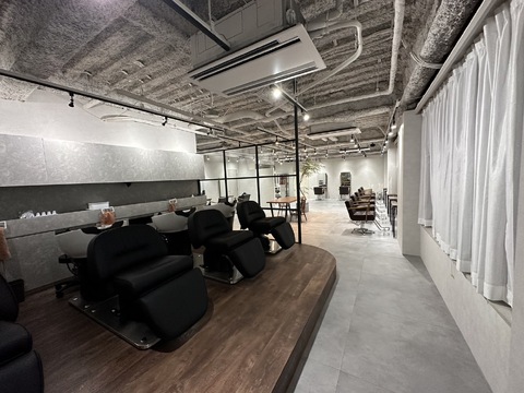 【梅田】 ≪個人SNSの広告費用として毎月手当あり≫≪月8,9日休み≫≪マンツーマン入客≫≪髪質改善・ショートヘア・ボブスタイル・メンズへア≫毎月の広告費用のサポートでSNS集客を応援！セミナーサポートもあり技術力の向上も目指せます！「soi due（ソイデュエ）」からスタイリスト（美容師）の求人☆★